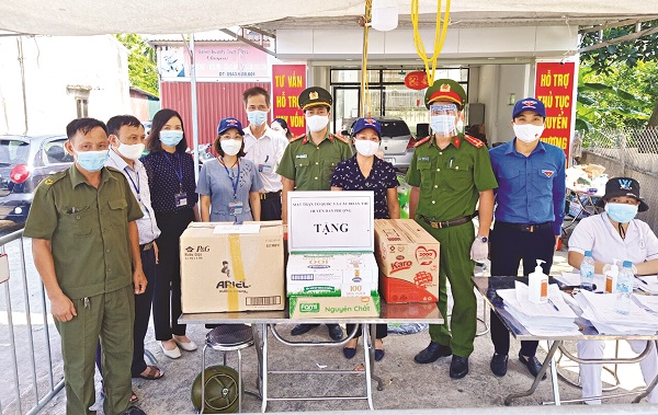 Hội PN huyện Đan Phượng thăm v&agrave; tặng qu&agrave; chốt kiểm so&aacute;t ph&ograve;ng chống dịch