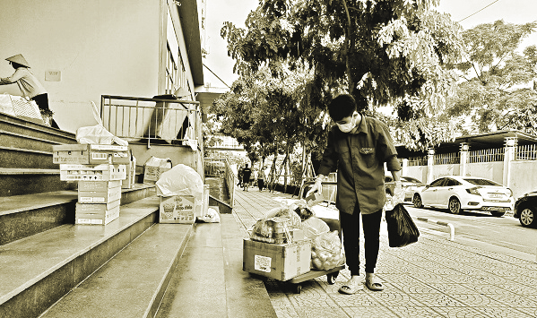 Dù trong khó khăn, mọi người vẫn luôn đồng lòng để vượt qua dịch bệnh (Ảnh: Tuấn Anh)