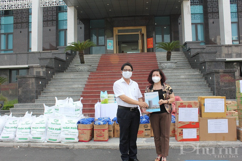 Đồng chí Lê Thị Thiên Hương - Phó Chủ tịch Hội LHPN Hà Nội cũng đã trao gửi thư Khuyến nghị