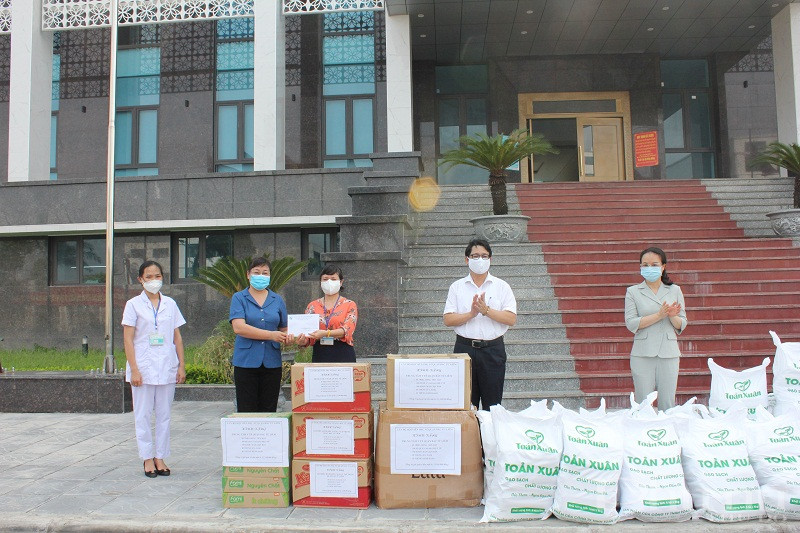 Các đồng chí lãnh đạo quận ủy Bắc Từ Liêm trao tặng quà cho Trung tâm y tế quận Bắc Từ Liêm