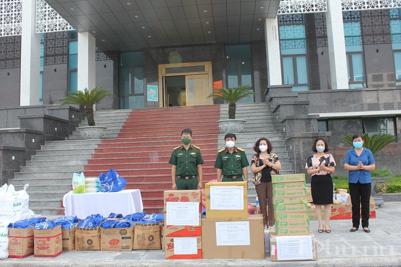 Các đồng chí lãnh đạo Hội LHPN Hà Nội , quận ủy Bắc Từ Liêm và Hội LHPN quận Bắc Từ Liêm trao quà cho Ban