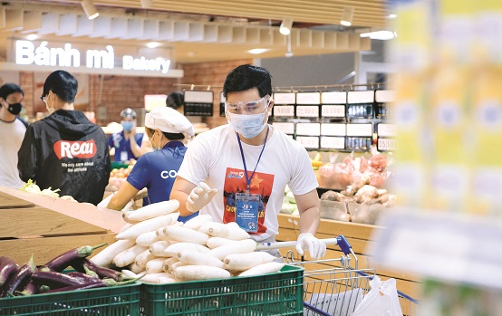 Nguy&ecirc;n Khang tham gia chương tr&igrave;nh đi chợ gi&uacute;p người d&acirc;n trong t&acirc;m dịch