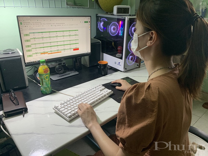 Làm việc tại nhà là hình ảnh quen thuộc tại mỗi gia đình, xóm trọ thời giãn cách.