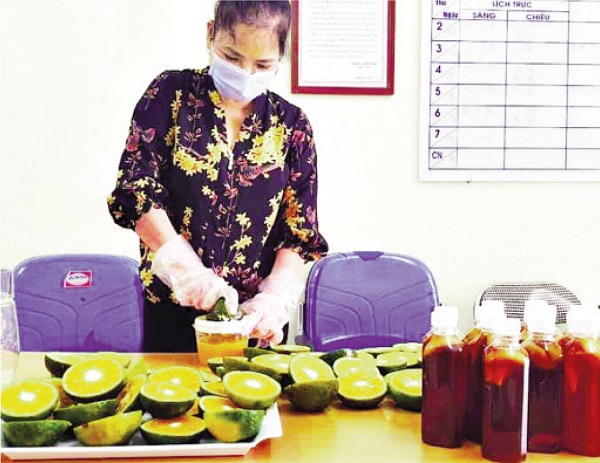 Hội vi&ecirc;n phụ nữ huyện Gia L&acirc;m l&agrave;m nước hoa quả, nấu ch&egrave; gửi tặng c&aacute;c chốt ph&ograve;ng chống dịch