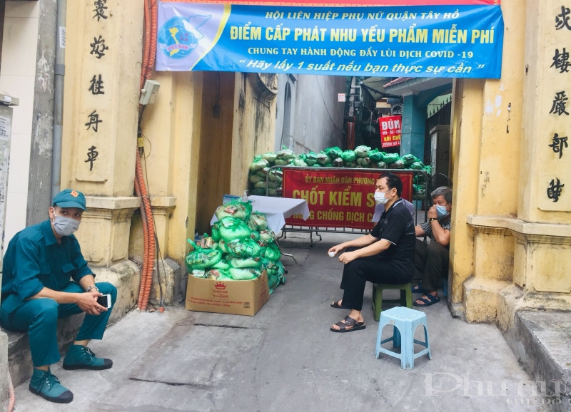 Điểm cấp phát nhu yếu phẩm miễn phí của Hội LHPN quận Tây Hồ. Điểm cấp phát nhu yếu phẩm miễn phí của Hội LHPN quận Tây Hồ.