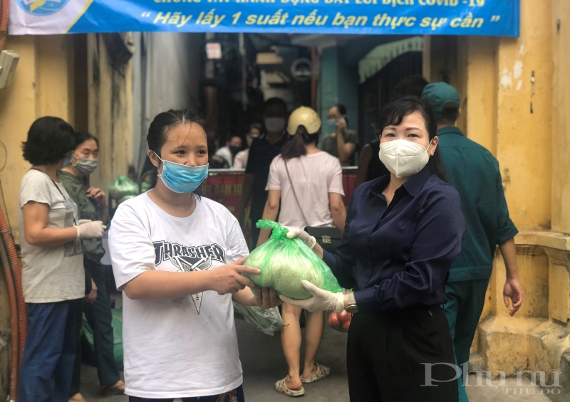 Chị Bùi Thị Thúy - Chủ tịch Hội LHPN quận Tây Hồ tặng nhu yếu phẩm cho phụ nữ trong khu cách ly. Chị Bùi Thị Thúy - Chủ tịch Hội LHPN quận Tây Hồ tặng nhu yếu phẩm cho phụ nữ trong khu cách ly.