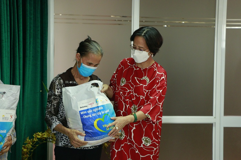 Tại buổi tiếp hận, đại diện Hội LHPN Hà Nội và các đơn vị đồng hành đã cùng trao quà tới đại diện 5 phụ nữ khó khăn Tại buổi tiếp hận, đại diện Hội LHPN Hà Nội và các đơn vị đồng hành đã cùng trao quà tới đại diện 5 phụ nữ khó khăn