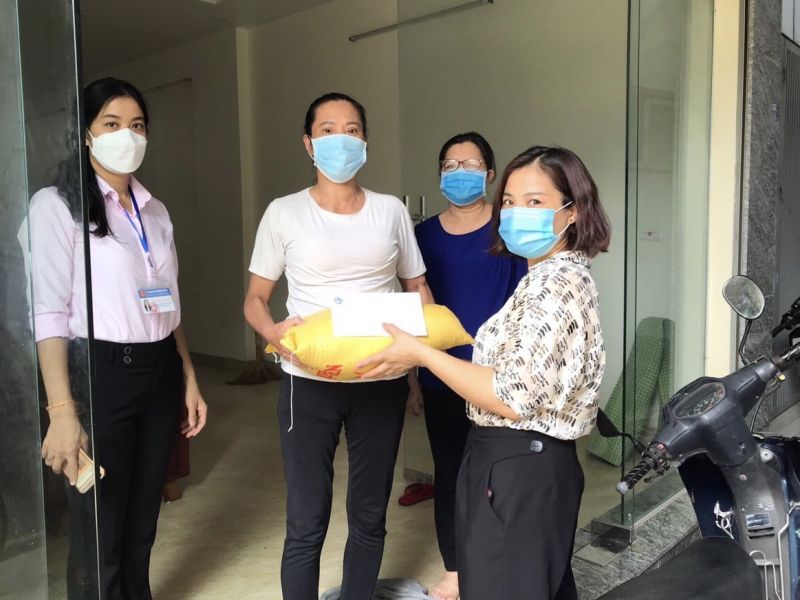 Hoạt động tặng quà diễn ra nhanh chóng, an toàn theo các nguyên tắc phòng, chống dịch