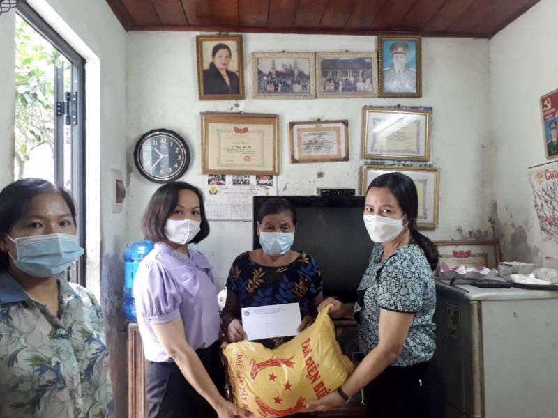 Hội LHPN quận Hà Đông thăm, tặng quà bà Phạm Thị Hiền, nữ cựu thanh niên xung phong có hoàn cảnh neo đơn