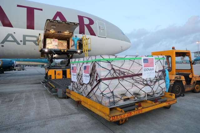 Máy bay chở vắc-xin do Mỹ viện trợ hạ cánh ở Việt Nam.