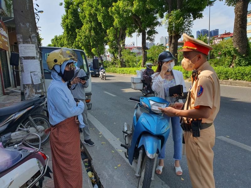 Công an TP Hà Nội xử phạt các trường hợp vi phạm giãn cách xã hội