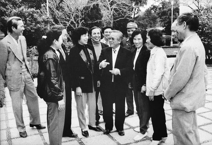 Chủ tịch Quốc hội Lê Quang Đạo gặp gỡ các đại biểu Quốc hội tại Kỳ họp thứ 11 Quốc hội khóa VIII - ẢNH TƯ LIỆU