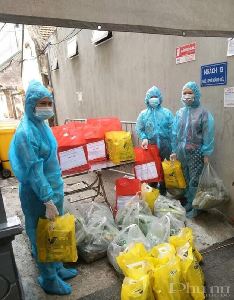 Chị em hội viên phụ nữ còn tích cực tham gia hỗ trợ các khu vực cách ly phong tỏa