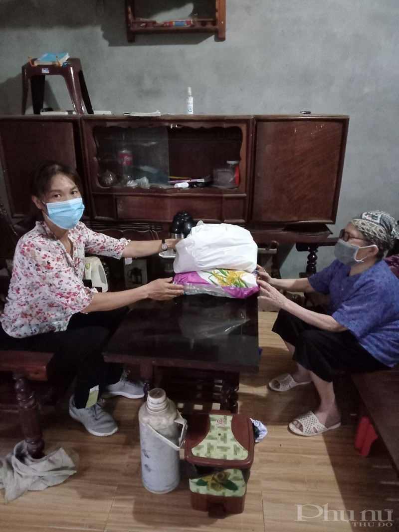 Các cơ sở Hội PN còn tặng quà hỗ trợ các gia đình khó khăn trên địa bàn