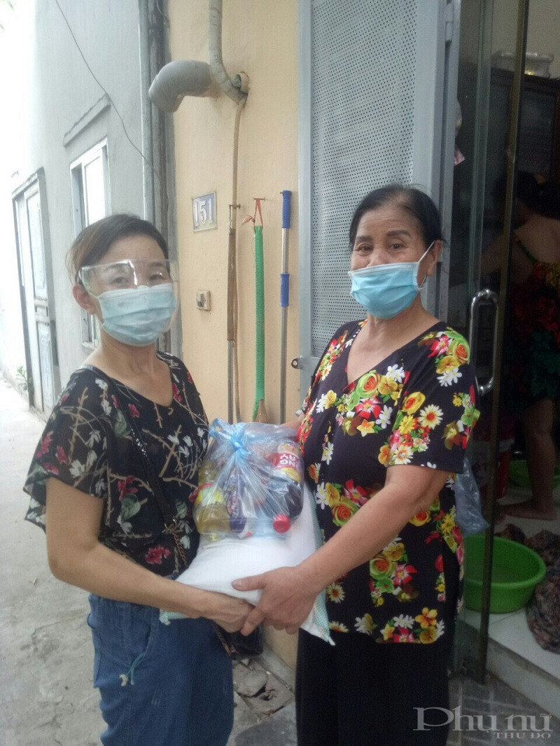Các cấp Hội Phụ nữ quận Thanh Xuân hỗ trợ các gia đình có hoàn cảnh khó khăn bị ảnh hưởng bởi dịch bệnh. Hội PN quận Thanh Xuân tiếp nhận 100 suất quà của Hội LHPN Hà Nội hỗ trợ để trao cho cán bộ hội viên phụ nữ nghèo, người lao động tự do, phụ nữ yếu thế... Các cấp Hội Phụ nữ quận Thanh Xuân hỗ trợ các gia đình có hoàn cảnh khó khăn bị ảnh hưởng bởi dịch bệnh. Hội PN quận Thanh Xuân tiếp nhận 100 suất quà của Hội LHPN Hà Nội hỗ trợ để trao cho cán bộ hội viên phụ nữ nghèo, người lao động tự do, phụ nữ yếu thế...