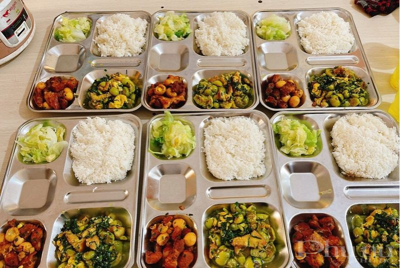 Những suất cơm yêu thương vừa do chị em phụ nữ Thủ đô đảm nhiệm vừa an toàn vừa đầy đủ dinh dưỡng Những suất cơm yêu thương vừa do chị em phụ nữ Thủ đô đảm nhiệm vừa an toàn vừa đầy đủ dinh dưỡng