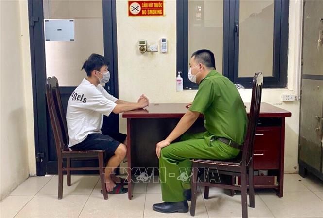 Đối tượng H.B.L (sinh năm 2003, trú tại huyện Đoan Hùng, tỉnh Phú Thọ) tại trụ sở Công an. Ảnh: TTXVN phát