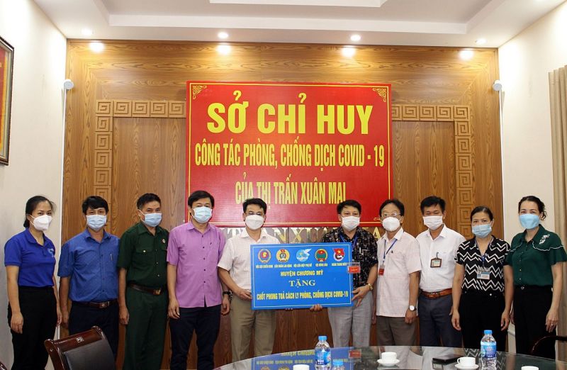 Hội LHPN huyện phối hợp với ban ngành, đoàn thể tặng quà cho các đơn vị trực chốt