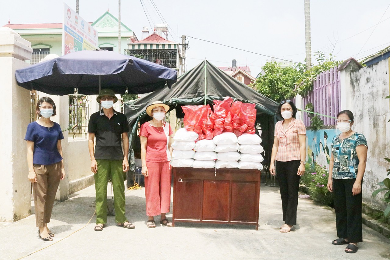 Hội LHPN huyện Chương Mỹ tặng quà cho các cán bộ trực chốt và gia đình gặp khó khăn do Covid-19 mang lại