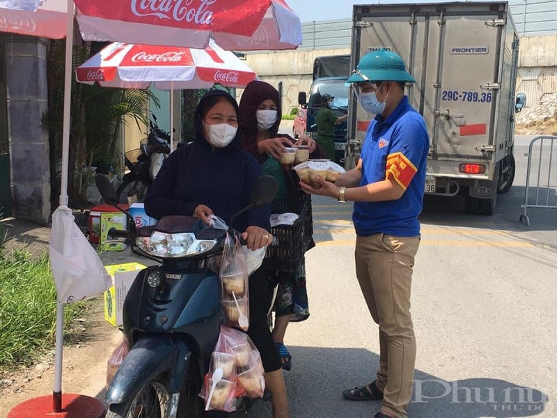 Dù thời tiết khá nắng nhưng trong thời gian qua chị em phụ nữ vẫn tích cực tham gia cung cấp những suất cơm, đồ uống miễn phí cho lực lượng tham gia chốt kiểm soát Dù thời tiết khá nắng nhưng trong thời gian qua chị em phụ nữ vẫn tích cực tham gia cung cấp những suất cơm, đồ uống miễn phí cho lực lượng tham gia chốt kiểm soát