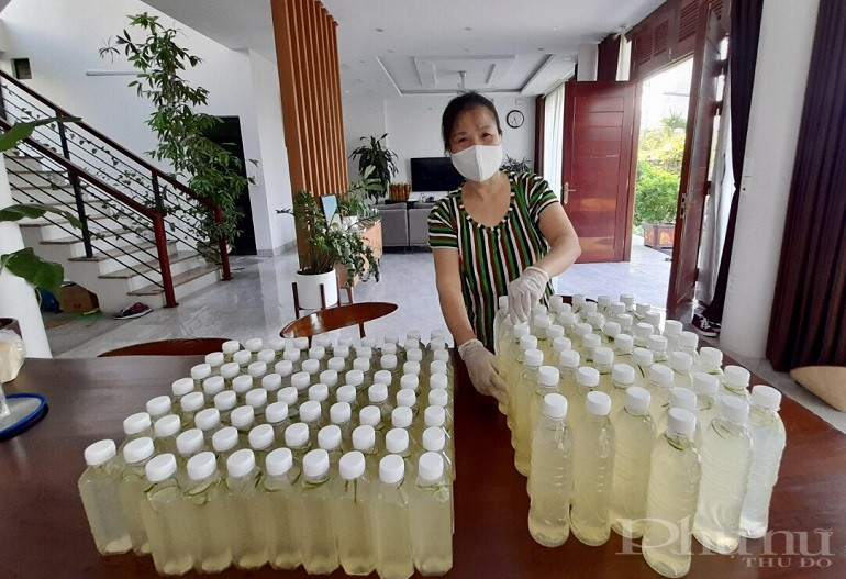 Chị em hội viên phụ nữ còn tích cực tham gia pha đồ uống để phục vụ hỗ trợ các chốt kiểm soát Chị em hội viên phụ nữ còn tích cực tham gia pha đồ uống để phục vụ hỗ trợ các chốt kiểm soát