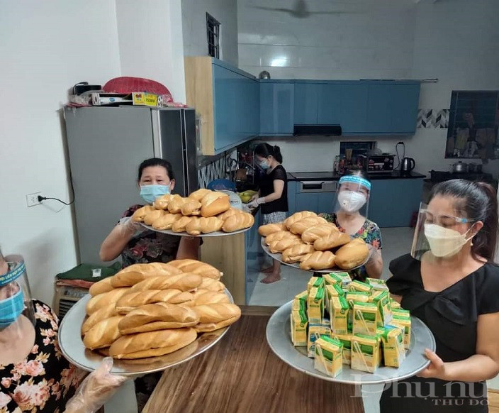 Cán bộ hội viên phụ nữ huyện Đan Phượng chuẩn bị các suất ăn sáng cho lực lượng tham gia trực tại các chốt kiểm soát dịch bệnh Cán bộ hội viên phụ nữ huyện Đan Phượng chuẩn bị các suất ăn sáng cho lực lượng tham gia trực tại các chốt kiểm soát dịch bệnh