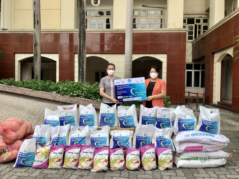 Phó Chủ tịch Thường trực Hội LHPN Hà Nội Nguyễn Thị Thu Thủy (bên phải) trao tặng 100 suất quà hỗ trợ hội viên khó khăn thuộc Hội LHPN quận Thanh Xuân