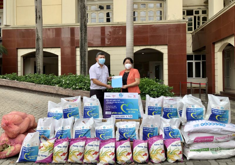 Đồng chí Lê Hồng Thắng, Phó Chủ tịch UBND quận Thanh Xuân (bên trái) nhận thư khuyến nghị từ đồng chí Nguyễn Thị Thu Thủy