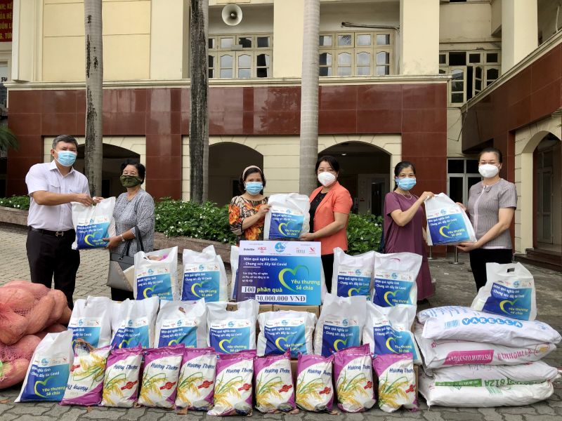 Để chấp hành nghiêm quy định giãn cách, Hội LHPN các phường cử đại diện nhận quà tặng hỗ trợ của Hội LHPN Hà Nội