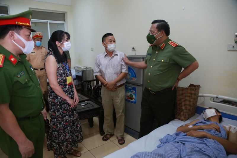 Trung tướng Nguyễn Hải Trung, Giám đốc Công an TP Hà Nội động viên gia đình Thượng úy Nguyễn Duy Khánh.