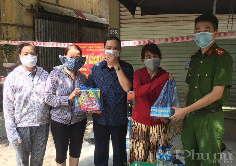 Ngoài tặng rau, chị em phụ nữ quận Hoàng mai còn tham gia tặng quà, thực phẩm hỗ trợ cán bộ, chiến sĩ tại các chốt trực.