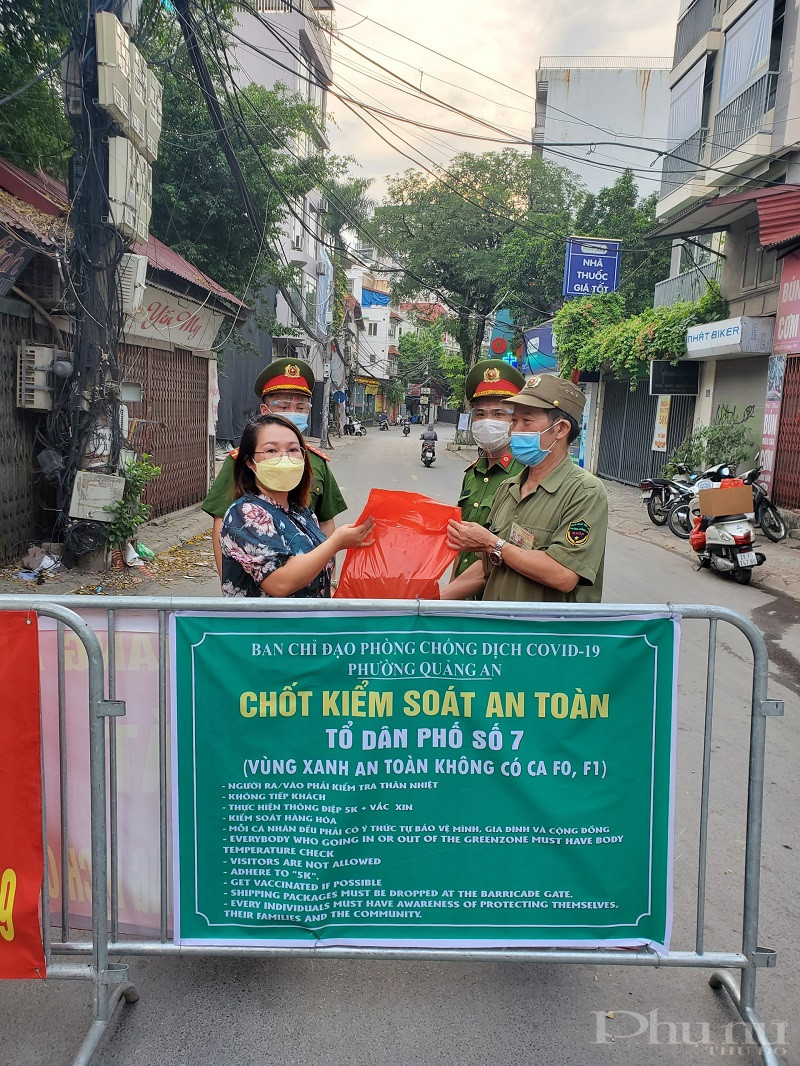 Hội phụ nữ tặng quà các chốt kiểm soát an toàn tại quận Tây Hồ