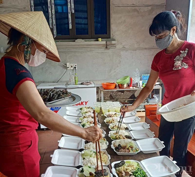 Phụ nữ tham gia nấu cơm phục phụ  các chốt kiểm soát