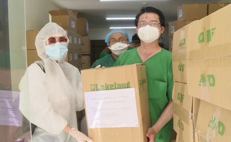 Hiểu được bình an mình đang có, nữ doanh nhân vô cùng tích cực làm thiện nguyện ủng hộ các bác sĩ nơi tuyến đầu