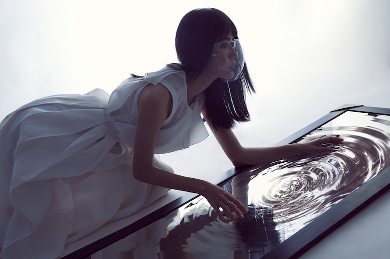 Đôi khi sự bất an chỉ ở một cú chạm giữa đại dịch là một trong những thông điệp của bộ ảnh