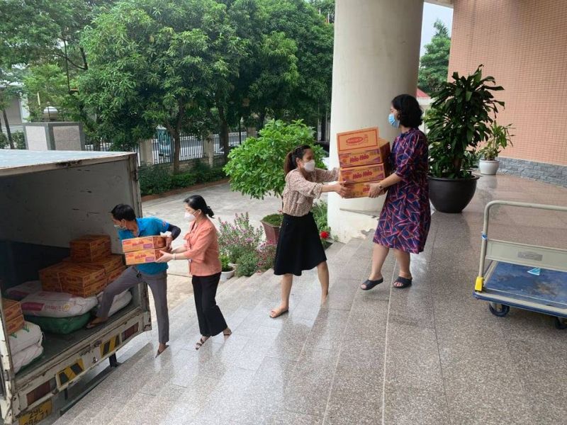 Các nhu yếu phẩm, trong đó có sản phẩm Mỳ ăn liền Hảo Hảo được gửi tặng bởi Công ty cổ phần Acecook được chuyển tới huyện Phúc Thọ, Mê Linh để trao tặng phụ nữ dễ bị tổn thương gặp khó khăn do dịch Covid-19 Các nhu yếu phẩm, trong đó có sản phẩm Mỳ ăn liền Hảo Hảo được gửi tặng bởi Công ty cổ phần Acecook được chuyển tới huyện Phúc Thọ, Mê Linh để trao tặng phụ nữ dễ bị tổn thương gặp khó khăn do dịch Covid-19