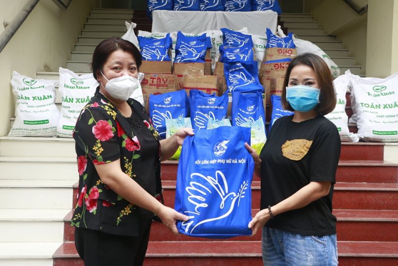 Đồng chí Nguyễn Thị Thu Thủy, Phó Chủ tịch Thường trực Hội LHPN Hà Nội tặng quà đại diện phụ nữ khó khăn tại quận Hai Bà Trưng. Hoạt động này của Hội nhận được sự đồng hành của nhiều đơn vị, doanh nghiệp thông qua việc hỗ trợ nhu yếu phẩm, sản phẩm Đồng chí Nguyễn Thị Thu Thủy, Phó Chủ tịch Thường trực Hội LHPN Hà Nội tặng quà đại diện phụ nữ khó khăn tại quận Hai Bà Trưng. Hoạt động này của Hội nhận được sự đồng hành của nhiều đơn vị, doanh nghiệp thông qua việc hỗ trợ nhu yếu phẩm, sản phẩm