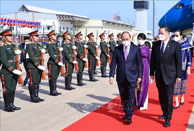 Lễ đ&oacute;n Chủ tịch nước Cộng h&ograve;a x&atilde; hội chủ nghĩa Việt Nam Nguyễn Xu&acirc;n Ph&uacute;c v&agrave; Phu nh&acirc;n c&ugrave;ng Đo&agrave;n đại biểu cấp cao Đảng v&agrave; Nh&agrave; nước Việt Nam tại S&acirc;n bay quốc tế Wattay, Thủ đ&ocirc; Vientiane. Ảnh: Thống Nhất/TTXVN