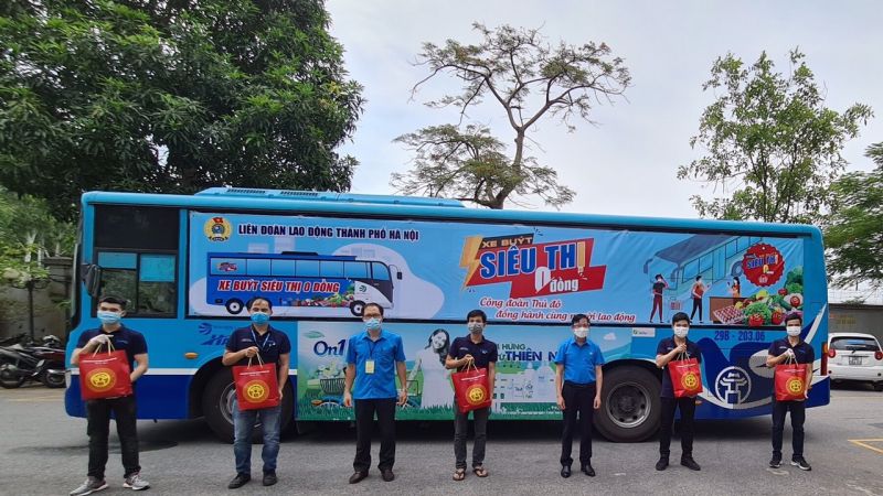 Những chuyến xe buýt siêu thị 0 đồng của Công đoàn Thủ đô mang theo nhiều nhu yếu phẩm hỗ trợ người lao động khó khăn