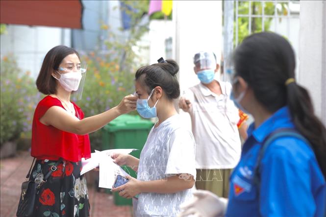 Người dân đến lấy mẫu được kiểm tra thân nhiệt và khai báo y tế (ảnh chụp ngày 10/8/2021). Người dân đến lấy mẫu được kiểm tra thân nhiệt và khai báo y tế (ảnh chụp ngày 10/8/2021).