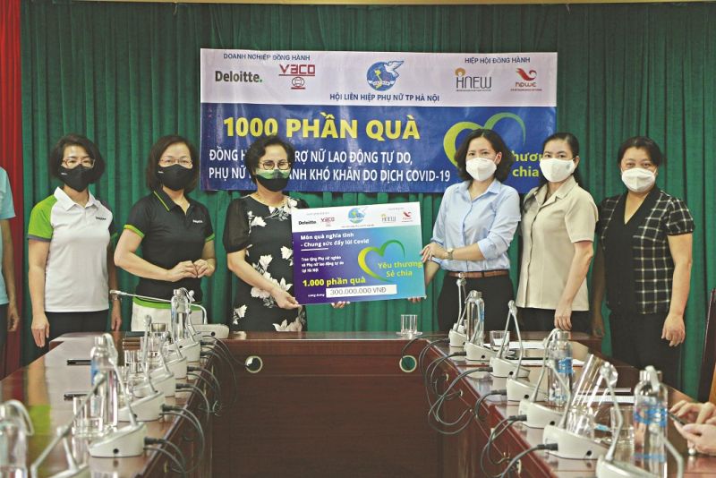 C&aacute;c đồng ch&iacute; l&atilde;nh đạo Hội LHPN H&agrave; Nội v&agrave; đại diện c&aacute;c đơn vị đồng h&agrave;nh trao tượng trưng 1.000 suất qu&agrave; tới c&aacute;c phụ nữ gặp kh&oacute; khăn do dịch Covid-19