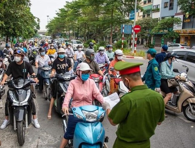 Lực lượng chức năng kiểm tra giấy đi đường của người dân. (Ảnh minh họa) Lực lượng chức năng kiểm tra giấy đi đường của người dân. (Ảnh minh họa)