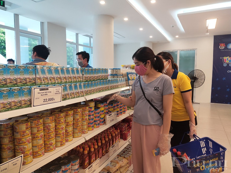 Chị em tham gia mua sắm tại 