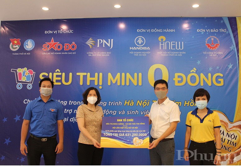 Đồng chí  Lê Kim Anh - Chủ tịch Hội LHPN Hà Nội tiếp nhận