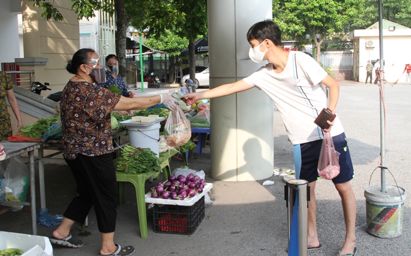 Người dân mua hàng thiết yếu tại điểm bán hàng lưu động thay thế chợ Đồng Xa (phường Mai Dịch) đang tạm dừng hoạt động