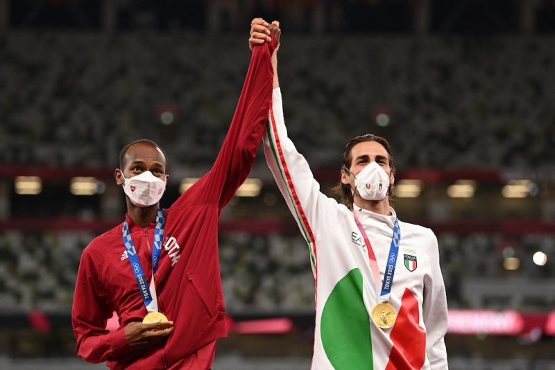 VĐV Gianmarco Tamberi và Mutaz Barshim cùng chia sẻ HCV thay vì quyết đấu phân định thắng thua VĐV Gianmarco Tamberi và Mutaz Barshim cùng chia sẻ HCV thay vì quyết đấu phân định thắng thua