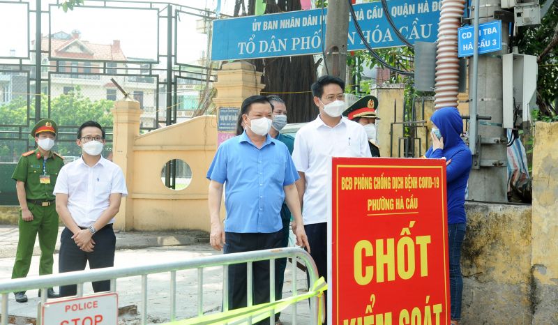 Bí thư Thành ủy Hà Nội Đinh Tiến Dũng kiểm tra công tác phòng, chống dịch tại phường Hà Cầu, quận Hà Đông