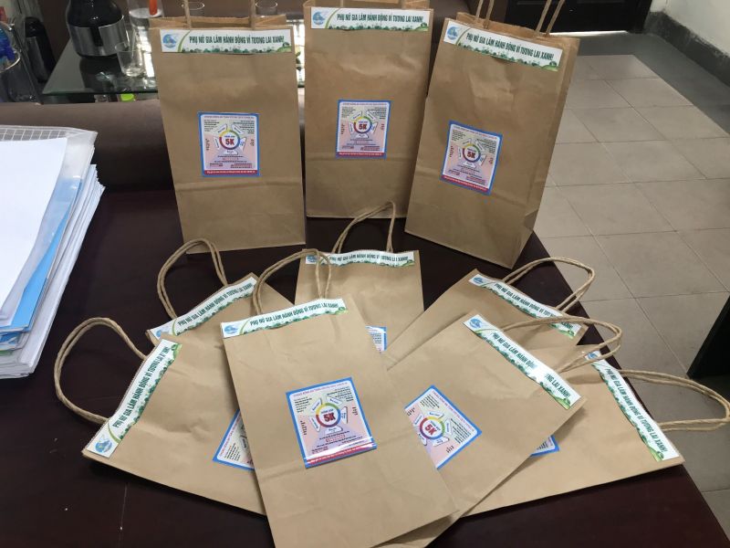 Hội LHPN huyện Gia Lâm đã có sáng kiến làm túi giấy thân thiện và tuyên truyền thực hiện nghiêm khuyến cáo 5K của Bộ Y tế