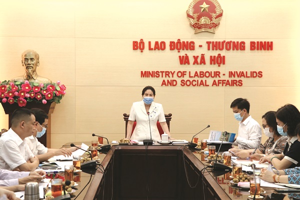 Thứ trưởng Bộ Lao động &ndash; Thương binh v&agrave; X&atilde; hội Nguyễn Thị H&agrave; chủ tr&igrave; Phi&ecirc;n họp lần thứ I của Ban soạn thảo x&acirc;y dựng Nghị định xử phạt vi phạm h&agrave;nh ch&iacute;nh trong lĩnh vực b&igrave;nh đẳng giới ng&agrave;y 6/7/2021. (ảnh: Int)