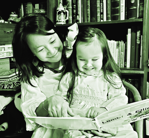 Thạc sĩ Nguyễn Thu Hương và con gái.